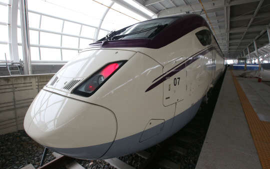 한국철도시설공단이 충북 오송 ~ 광주 송정 간 182.3km의 호남고속철도를 오는 3월 개통한다. 이번 신설 노선 개통으로 KTX이용시 서울에서 광주 송정역까지 기존보다 66분 단축된 1시간 33분 만에 이동할 수 있게 된다. 사진은 14일 청주 오송역에 들어서는 호남고속철.